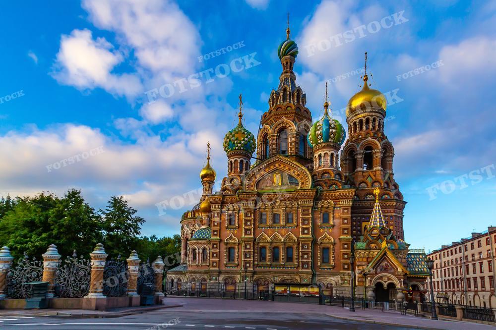 На фотографии представлен Спас на Крови в Санкт-Петербурге, также известный как Храм Спаса на Крови. Это один из самых знаковых памятников русской архитектуры в стиле неорусском, который был возведен на месте, где был смертельно ранен император Александр II. Храм украшен множеством цветных куполов и золоченых элементов, витражами и мозаиками, что делает его узнаваемым и популярным среди туристов. Снимок хорошо подойдет для туристических гидов, исторических книг, религиозных публикаций или как часть культурно-образовательного контента.